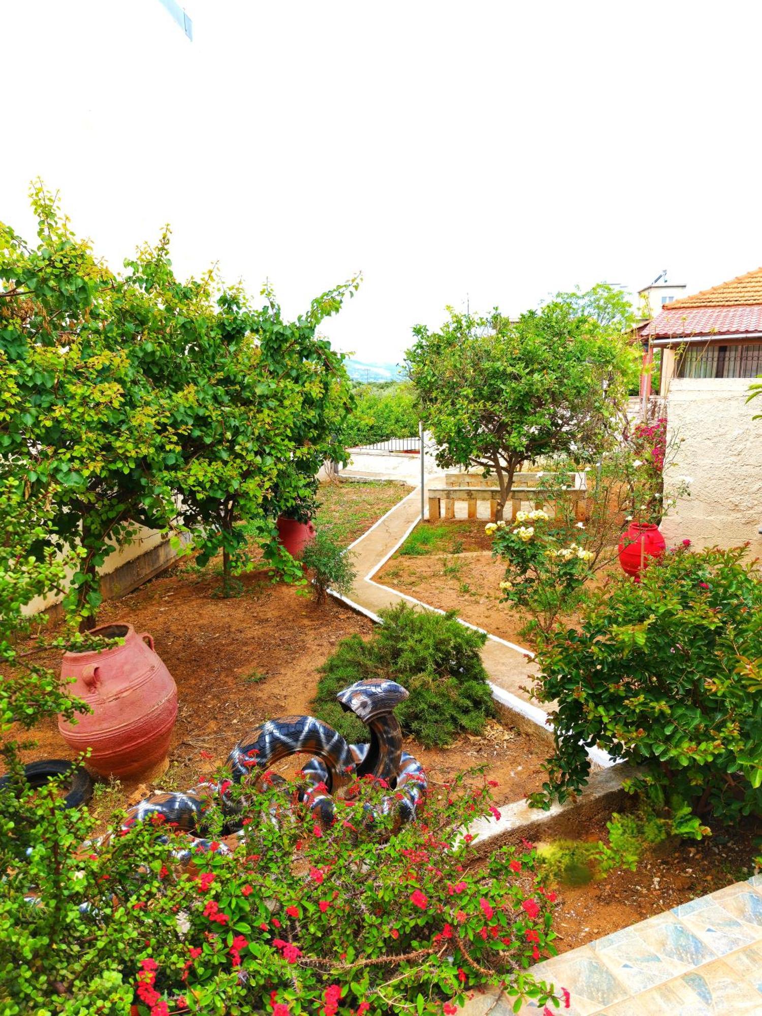 Village House With A Nice Garden Stérnai Habitación foto